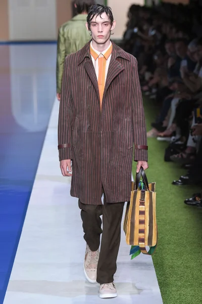 Look 10